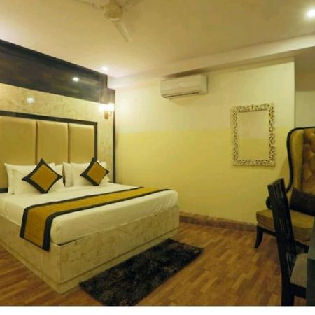 Hotel Plazzo Nowe Delhi Zewnętrze zdjęcie